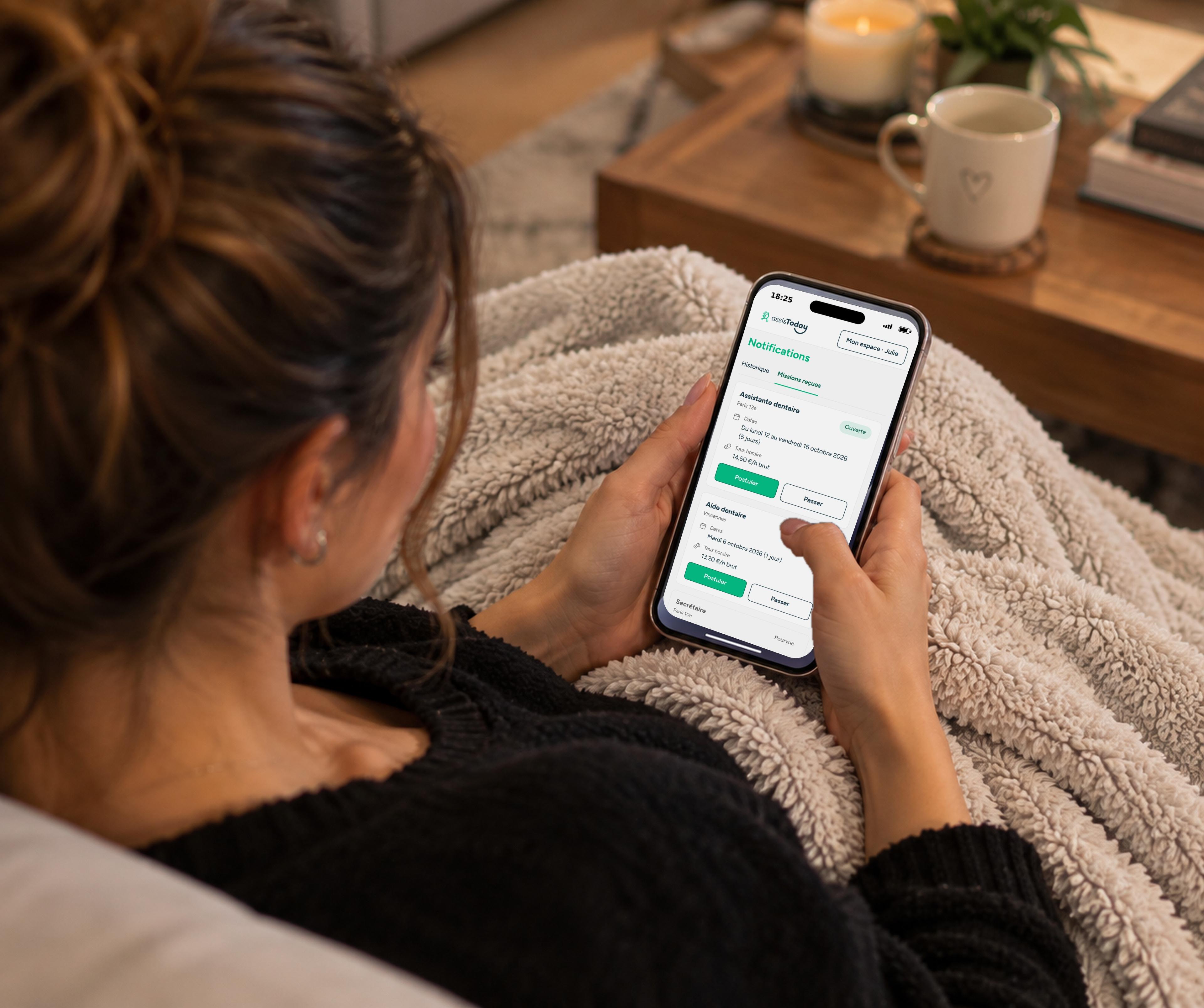 Sur son téléphone, l’écran des missions reçues avec les boutons « Postuler » et « Passer »